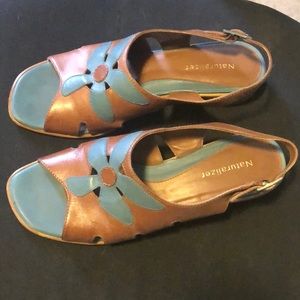 Ladies leather naturalizer sandals Size 6